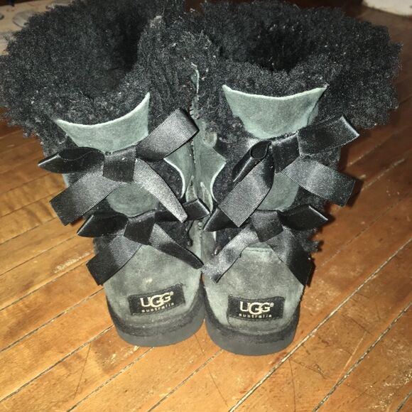 Uggs shearling lined boots with bows in the back - Picture 3 of 7